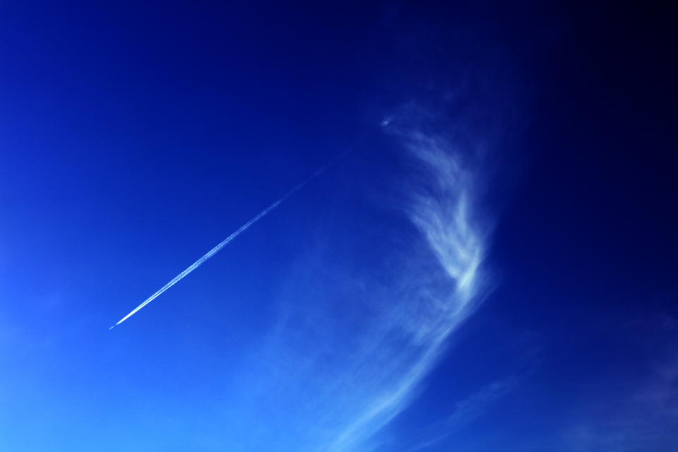 反航する自然の雲と人工の雲