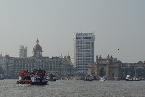 船から見たインド門とタージマハルホテル