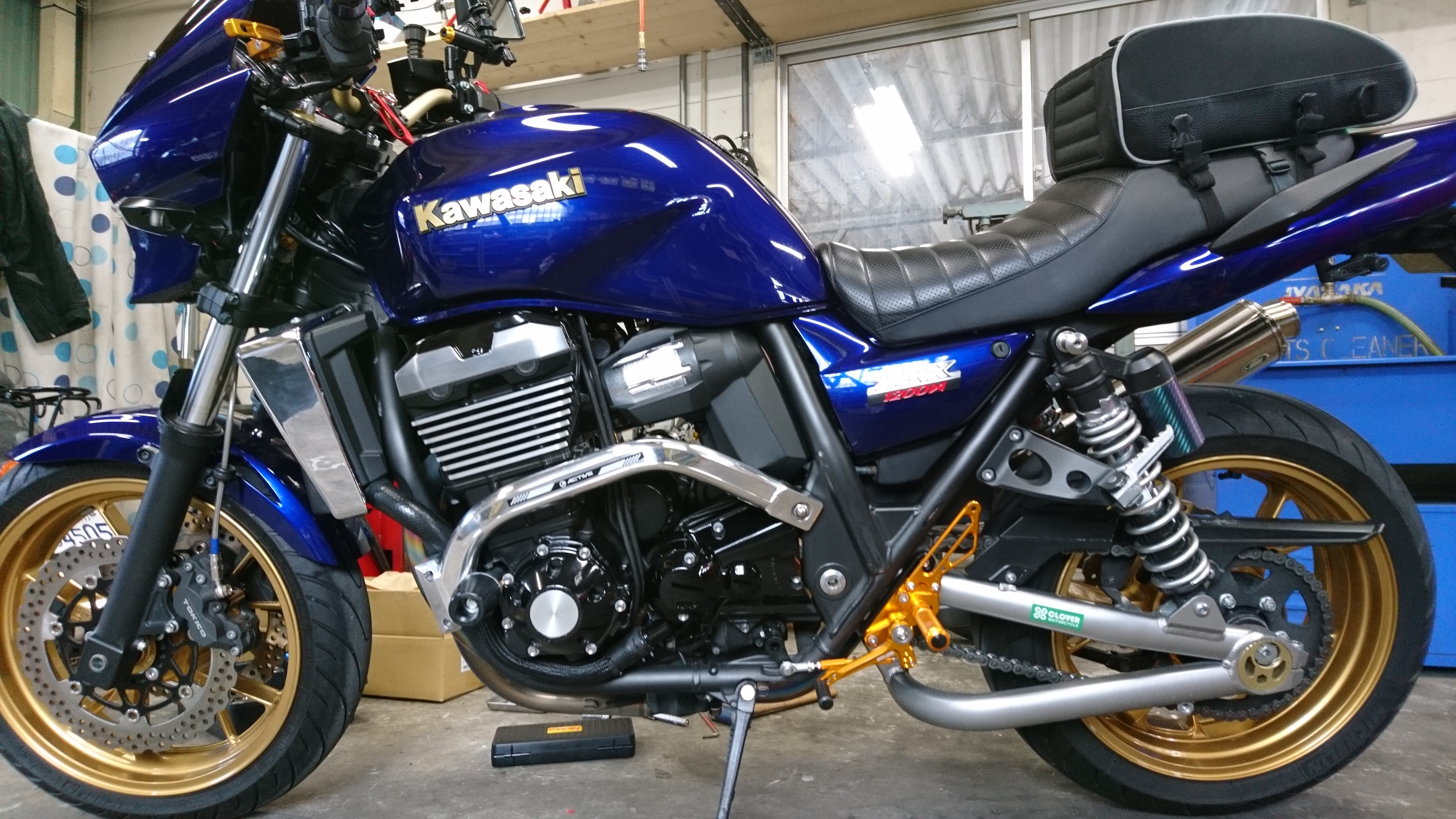クローバーモーターサイクル亀岡店ブログ ZRX1200ダエグ、サブフレーム取り付け