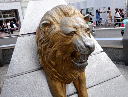 東京都新宿駅東口 心の絆・ライオンひろばのライオン像　