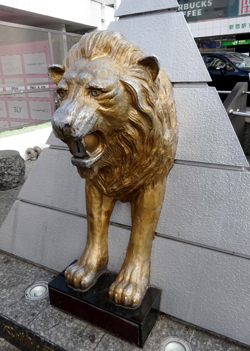 東京都新宿駅東口 心の絆・ライオンひろばのライオン像　