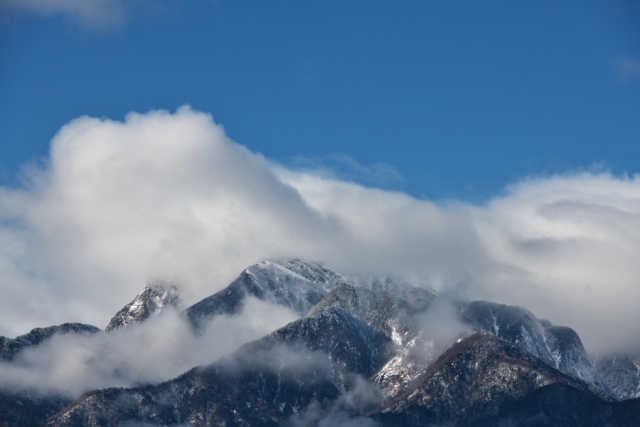 甲斐駒ヶ岳のピークは雲の中。