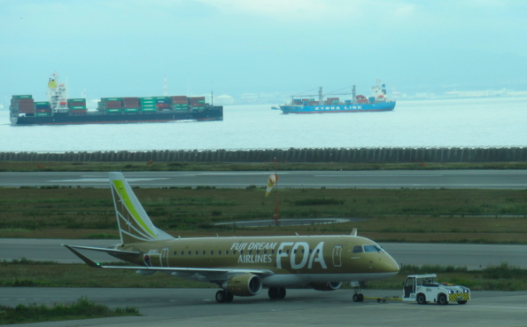 20191130神戸空港とコンテナ船