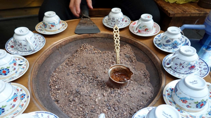 トルコ22 2 Ara Sokak Kafe さんの本物のトルコ コーヒーを 紺青の海 鎌倉 各地で飲み食い散歩