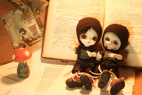 WITHDOLL、Happy Ending Story - Wolf Rudyのルディと、WITHDOLL、Halloween Limited Edition / Black Cat / Butler Pookyのキオ。おそろいの新しいお洋服を買いました。