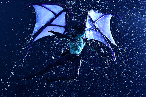 ツバキアキラが撮った、韮沢靖さんデザインのヴァリアブルアクションヒーローズ　デビルマン　Ver.Nirasawa2016。雨を切り裂いて飛翔する、デビルマン。
