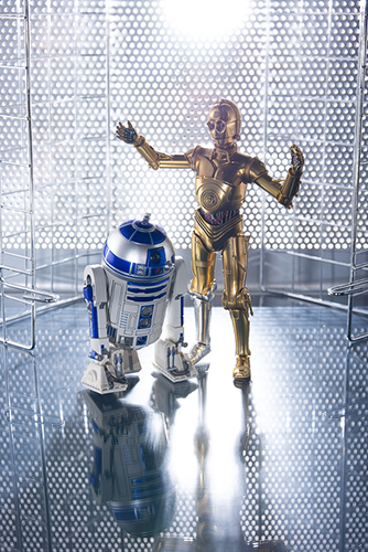 ツバキアキラが撮った、S.H.フィギュアーツのC-3POとR2-D2。大きなアクリルボードが届いたので、キッチン周りのものを駆使してSF感を出す撮影をリベンジしました。