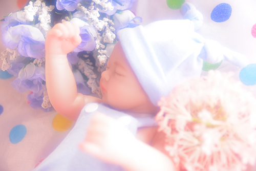 リボーンドールの千尋。赤ちゃんらしいロンパースに着替えて、お花と一緒に撮影しました。