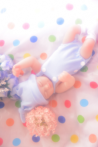 リボーンドールの千尋。赤ちゃんらしいロンパースに着替えて、お花と一緒に撮影しました。