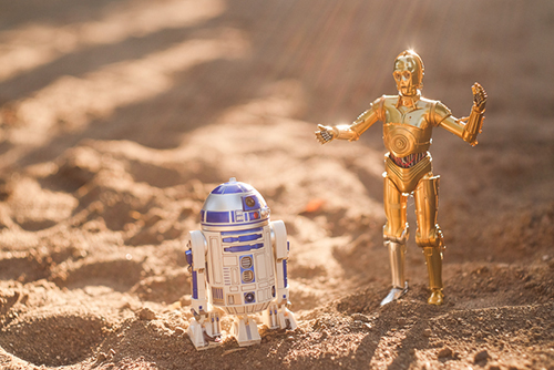ツバキアキラが撮った、S.H.フィギュアーツのC-3POとR2-D2。タトゥイーンの砂漠でケンカをしているC-3POとR2-D2。
