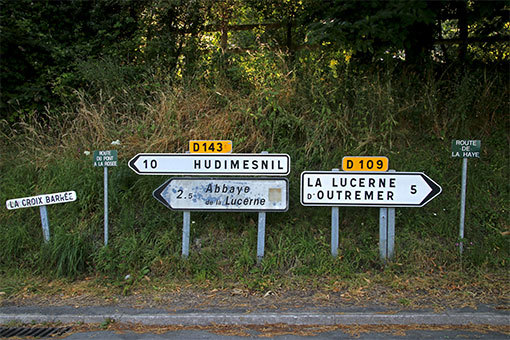 リュセルヌ・ドゥトゥルメール修道院への標識