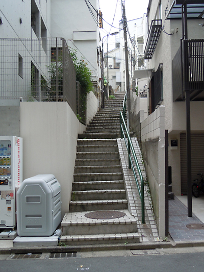 東京の階段コレクションセレクト 新宿区 No.066 カルロ四谷わきの長い階段