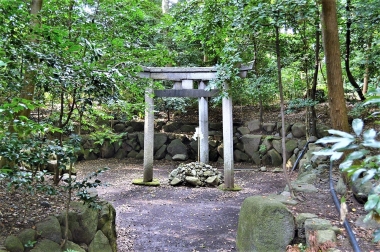 1280px-Konoshima-jinja_mihashira-torii.jpg