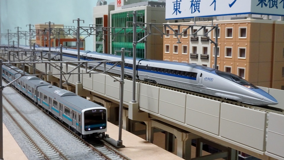 209系京浜東北線と500系新幹線「のぞみ」