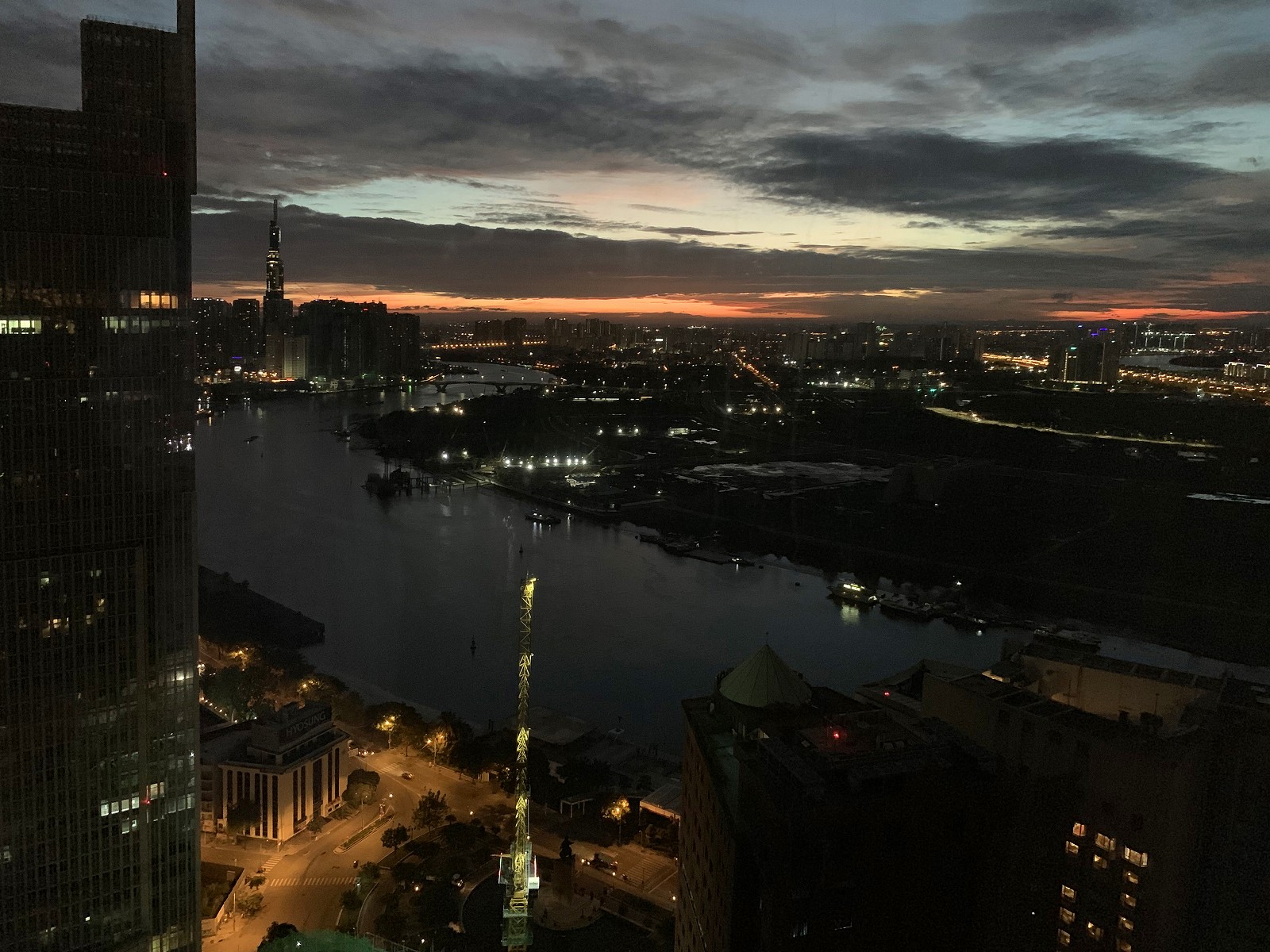 Sunrise at The Reverie Saigon (Panorama Deluxe)