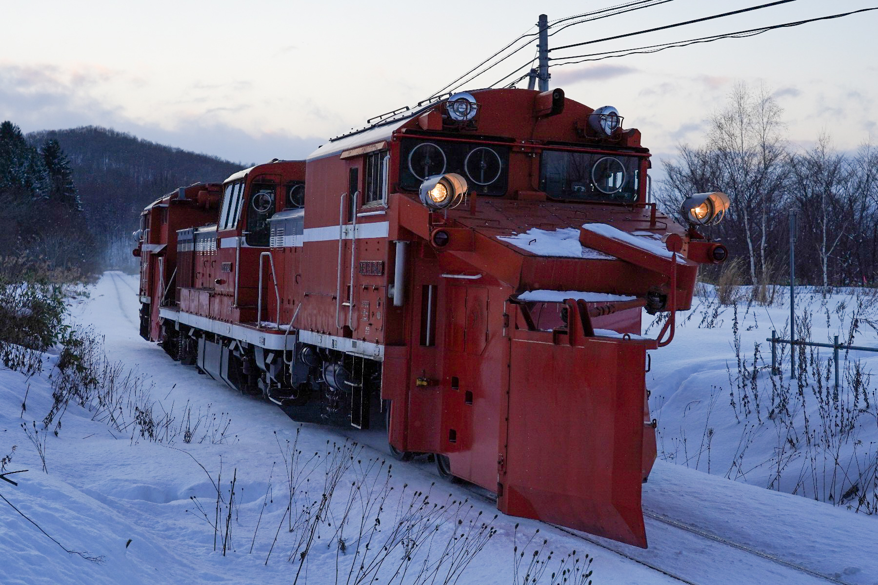 20191229_夕暮れの鉄路を行く雪551ﾚ②