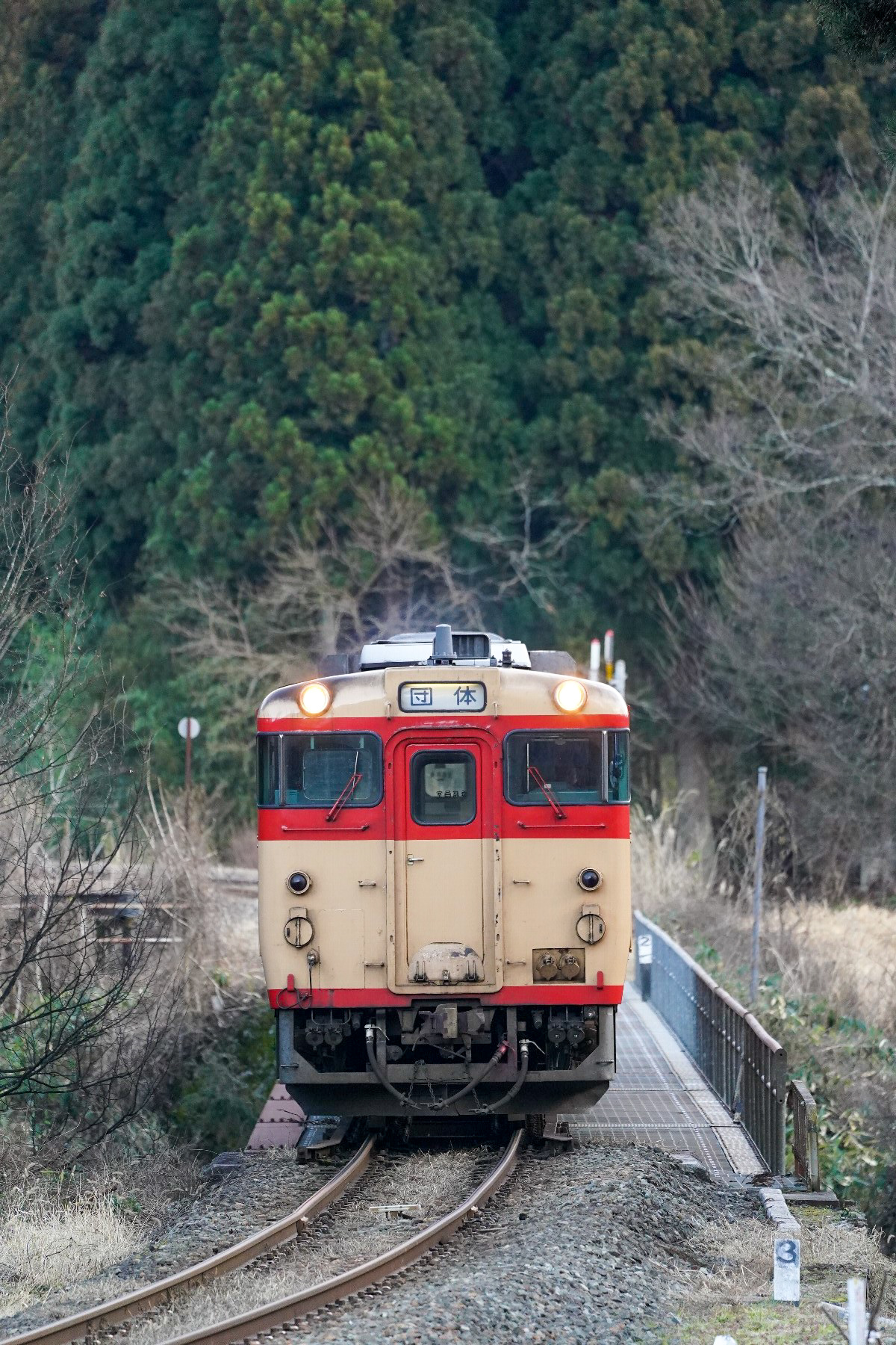 20200113_中野川に架かる小さな鉄橋を渡る急行おおかわ号の返却回送