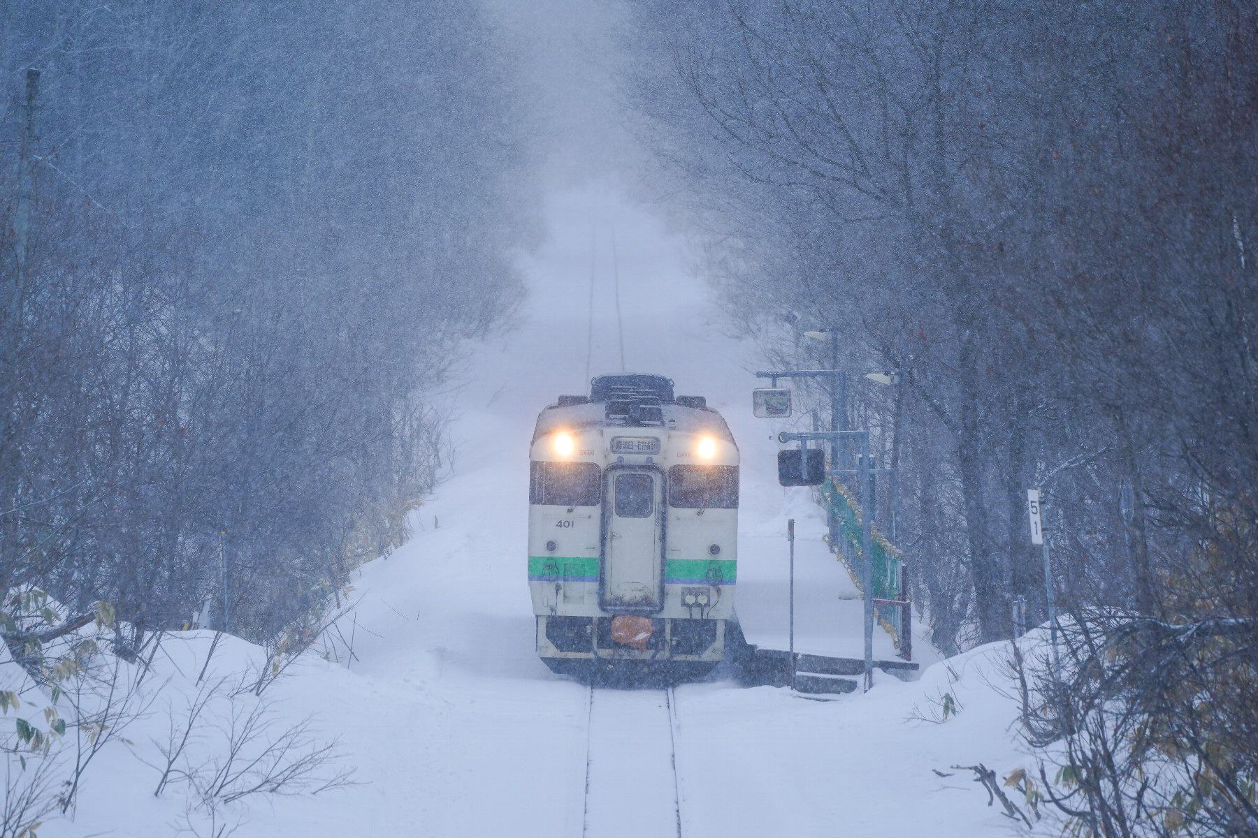 20200223_雪が降る豊ヶ岡にやってきた浦臼行きの一番列車